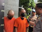 Kapolres Gresik AKBP Ramadhan Nasution saat menanyai kedua tersangka narkoba.