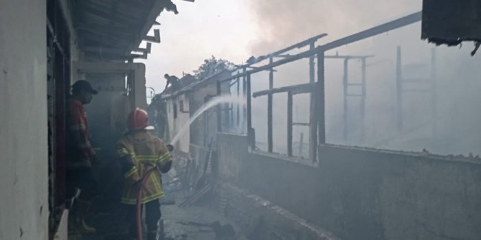 Petugas DPKP Gresik memadamkan kebakaran di belakang Pasar Sembayat. (Foto: Ist)