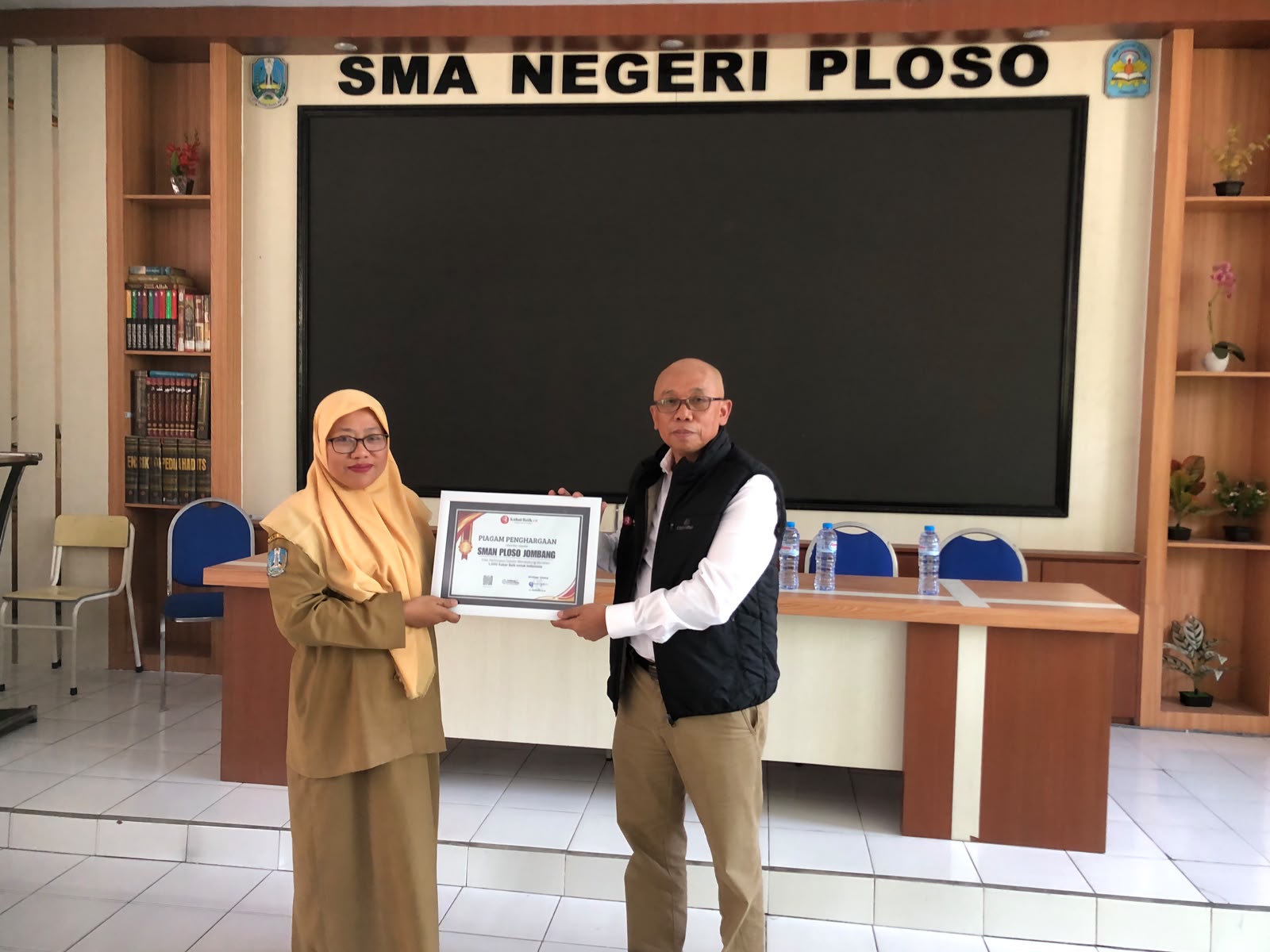 Puluhan Siswa SMAN Ploso Jombang Antusias Ikuti Sosialisasi Gerakan 1.000 Kabar Baik untuk Indonesia 1 Direktur Utama KabarBaik.co Supardi menyerahkan penghargaan kepada Wakil Kepala Sekolah Bidang Humas SMAN Ploso Jombang Hanifah Atmi Nurmala. (Foto: Andika DP)