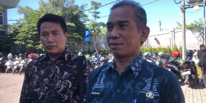 Agus Priyono (kanan) didampingi kuasa hukum saat di Mapolres Gresik.