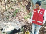 Tim dari PMI Jember mengecek sumur warga yang kering. (Foto: Aji)