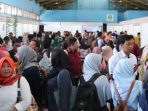 Para pencari kerja memadati stan di acara job fair Bojonegoro. (Foto: Umam) Para pencari kerja memadati stan di acara job fair Bojonegoro. (Foto: Umam)