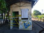 Bangunan bekas halte KA Sawotratap, Sidoarjo yang terbengkalai dan diduga menjadi tempat asusila sesama jenis di Sawotratap dipasang garis polisi. (Foto: Achmad Adi Nurcahya)