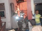 Petugas pemadam kebakaran memadamkan api di SMKN 1 Baureno. (Foto: Ist)