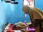 Kunjugan tim Puskesmas saat mengunjungi Bu Lutfiyah. (Foto: Aji) Kunjugan tim Puskesmas saat mengunjungi Bu Lutfiyah. (Foto: Aji)