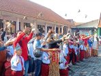 Para siswa, guru dan wali murid saat melepaskan burung di SDN Trosobo ll Sidoarjo saat MPLS. (Foto: Achmad Adi Nurcahya)