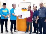 Penyerahan bantuan tandon air. (Foto: Ist)