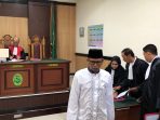 Terdakwa Antoni usai menjalani persidangan di PN Gresik. Terdakwa Antoni usai menjalani persidangan di PN Gresik.