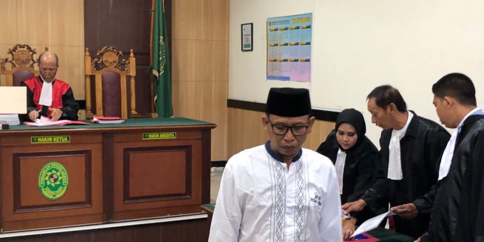 Terdakwa Antoni usai menjalani persidangan di PN Gresik.