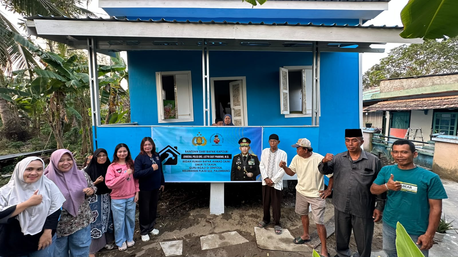 Tangis Haru Guru Ngaji 75 Tahun, Rumah Nyaris Ambruk Kini Jadi Layak Huni Berkat Direnovasi Kapolri 1 Rumah Ahmad Zaini, guru ngaji lansia di Palembang usai direnovasi Kapolri.