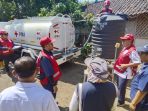 PMI Jatim saat meninjau pendistribusian air bersih di Jember. (Foto: Ist)