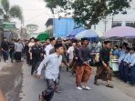 Para pelayat mengiringi prosesi pemakaman KH Muhammad Roqib Wahab Hasbullah di kompleks Pondok Pesantren Bahrul Ulum Tambakberas, Jombang.(istimewa)