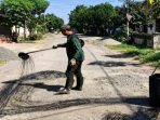 Personel URCPJ Kertobaworo Dinas PUPR Kabupaten Nganjuk saat melakukan penambalan lubang di ruas jalan Nganjuk