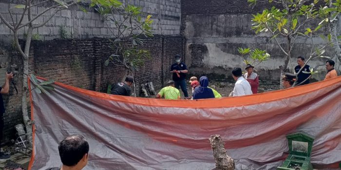 Proses ekshumasi di makam dusun Pajaran.(teguh)