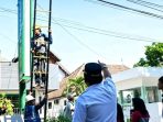 kabel Bupati Nganjuk, Marhaen Djumadi, saat memberikan pengarahan Pengecekan Pasukan Penataan Jaringan Kabel Telekomunikasi Pekan Ke-6 di Kabupaten Nganjuk.