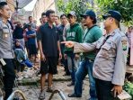kerangka nganjuk Petugas kepolisian memasang garis polisi di lokasi sekitar sumur tua Dusun Waung, Desa Sonoageng, Kecamatan Prambon, Nganjuk.