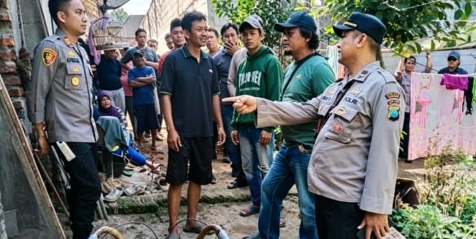 kerangka nganjuk Petugas kepolisian memasang garis polisi di lokasi sekitar sumur tua Dusun Waung, Desa Sonoageng, Kecamatan Prambon, Nganjuk.