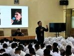 kominfo nganjuk Antusiasme ratusan siswa baru SMKN 1 Kertosono menyimak pembekalan mengenai literasi digital dan bahaya dunia siber oleh Diskominfo Nganjuk