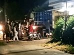 Petugas dan warga saat mengevakuasi korban kecelakaan maut di jalan Desa Kedung Ombo, Tanjunganom, Nganjuk.