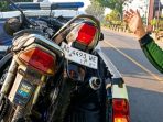 laka nganjuk Petugas Kepolisian Satlantas Polres Nganjuk saat mengamankan barang bukti sepeda motor yang terlibat kecelakaan di Jalan Raya Nganjuk - Madiun, Desa Selorejo, Bagor, Nganjuk.