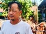 loceret Aktivis LKHPI, Hamid Efendi, saat memberikan keterangan di lokasi pengerjaan proyek SMAN 1 Loceret. Ia siap melayangkan laporan resmi ke Kejaksaan Nganjuk