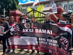 Puluhan wartawan lintas organisasi pers (PWI, IJTI, PJI, MIO, IWO) dan aktivis LSM menggelar aksi unjuk rasa damai di depan Kantor DPRD Kabupaten Nganjuk