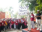 Wali Kota Mojokerto Ika Puspitasari melepas ratusan peserta jalan sehat dalam rangka HUT ke-64 PWRI Kota Mojokerto di Taman Kehati. (Istimewa)