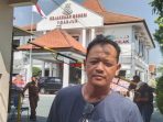 Hamid Efendi aktifis LKHPI memberikan statemen di depan kantor Kejari Nganjuk (Agus Karyono)