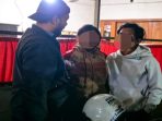 nganjuk Dua Sejoli Sadis: Kedua terduga pelaku (anak angkat wanita dan pacarnya) saat diamankan oleh Satreskrim Polres Nganjuk di wilayah Sidoarjo.