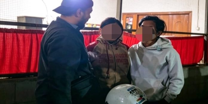 Dua Sejoli Sadis: Kedua terduga pelaku (anak angkat wanita dan pacarnya) saat diamankan oleh Satreskrim Polres Nganjuk di wilayah Sidoarjo.