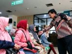 nganjuk Bupati Nganjuk, Marhaen Djumadi saat berdialog hangat dan memberikan motivasi kesembuhan kepada salah satu pasien di RSD Kertosono