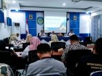 nganjuk3 Kepala Dinas PPKB Nganjuk Asti Widyartini bersama Anggota DPRD Nganjuk Fauzi Irwana dan Marianto saat memimpin jalannya Forum Konsultasi Publik (FKP) 2026 di Aula Dinas PPKB Nganjuk.