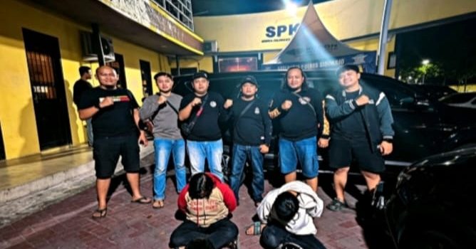Kedua terduga pelaku pembunuhan di Nganjuk, diamankan oleh personel Satreskrim Polres Nganjuk setelah sempat melarikan diri ke Sidoarjo