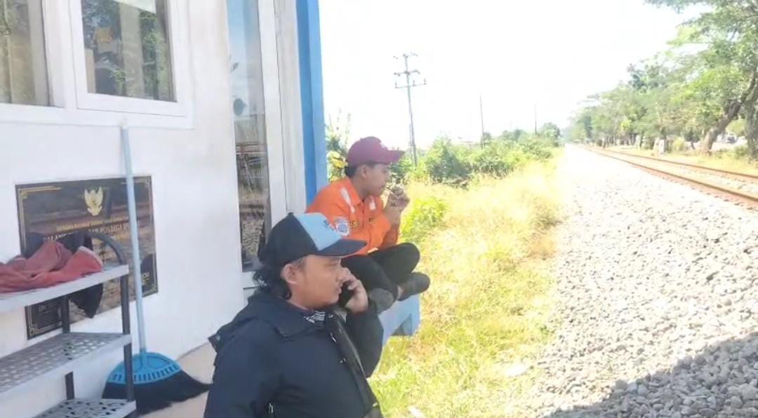Petugas palang pintu Shofy Bachtiar