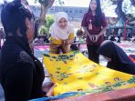 Ketua TP PKK Suryani Firdaus melihat membatik.