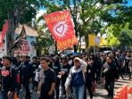 psht Ratusan massa dari perguruan pencak silat PSHT saat memadati Jalan Raya Dermojoyo di depan Kantor Kejaksaan Negeri Nganjuk untuk menuntut keadilan atas kasus pengeroyokan di Sukorejo.