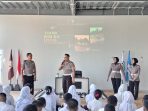 Personel Satlantas Polres Mojokerto memberikan edukasi tertib berlalu lintas dan pencegahan bullying kepada ratusan pelajar SMK Asy-Syarif.(istimewa)