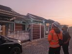 rumah jombang Petugas BPBD Jombang bersama warga melakukan pendataan rumah yang rusak akibat angin kencang (istimewa)