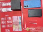 Barang bukti sabu dan uang tunai yang diamankan petugas.