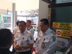 sekda jombang Sekda Jombang Agus Purnomo saat menjenguk korban kecelakaan maut di RSUD Jombang.(istimewa)