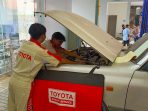 Pelayanan servis kendaraan oleh tim mekanik.