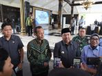Bupati Jombang Warsubi saat diwawancarai usai penyerahan dokumen.(istimewa)