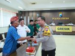 Kapolres Gresik AKBP Ramadhan Nasution bersama tokoh masyarakat. Kapolres Gresik AKBP Ramadhan Nasution bersama tokoh masyarakat.