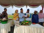 Dr. Elis Anitta Farida (kiri kemeja kuning) Direktur Universitas Anwar Medika saat mendampingi pemberian beasiswa. (Foto: Achmad Adi Nurcahya) Dr. Elis Anitta Farida (kiri kemeja kuning) Direktur Universitas Anwar Medika saat mendampingi pemberian beasiswa. (Foto: Achmad Adi Nurcahya)