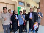Rista Prisilia Wardhani (tengah) bersama kuasa hukumnya tersenyum bahagia usai divonis bebas dalam kasus investasi bodong di PN Gresik.