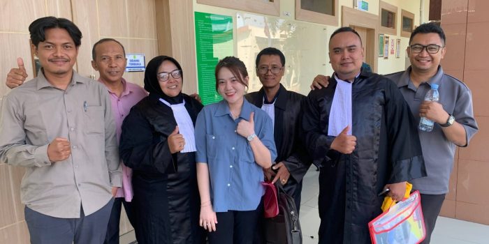 Rista Prisilia Wardhani (tengah) bersama kuasa hukumnya tersenyum bahagia usai divonis bebas dalam kasus investasi bodong di PN Gresik.