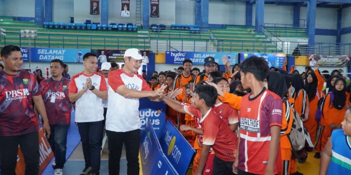 Bupati Lamongan Yuhronur Efendi menyapa peserta. Bupati Lamongan Yuhronur Efendi menyapa peserta.