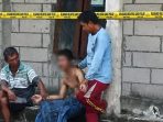 Warga mengamankan pelaku pemukulan ibu kandung di Bojonegoro. (Foto: Ist) Warga mengamankan pelaku pemukulan ibu kandung di Bojonegoro. (Foto: Ist)