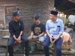 Rektor Unram Prof Sukardi, bersama Wakil Bupati Lombok Timur Moh. Edwin Hadiwijaya mengunjungi kediaman Fatoni di Dusun Karang Luar, Desa Lenek, Lombok Timur. (Foto: Ist)
