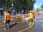 Petugas gabungan melakukan penyemprotan tumpahan tetes tebu di Rest Area Jubung. (Foto: Ist)